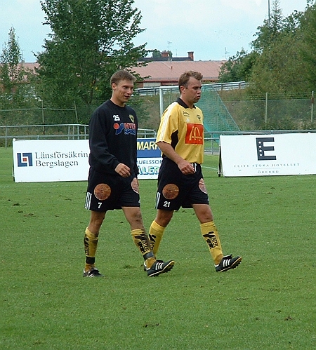 2003_0816_164805AA.JPG - Glada Södraspelare efter matchen, Anders Kvist och Johan Fyrhammar